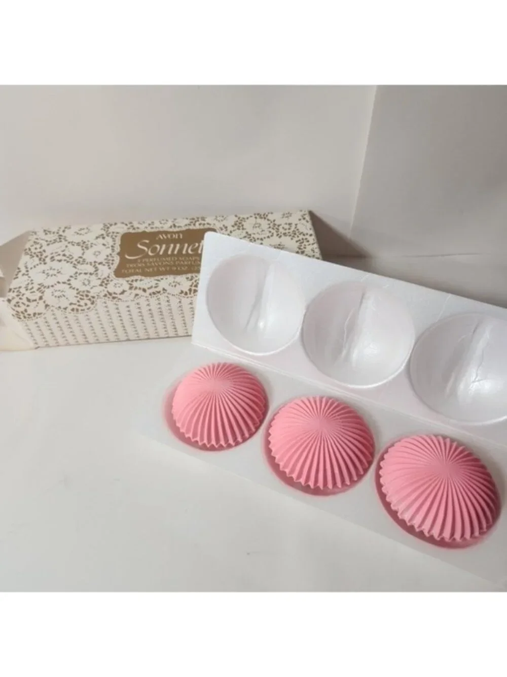Vintage Avon Sonnet 3 Perfumed Soaps Set Pink Molded Sunburst Decorative New Box